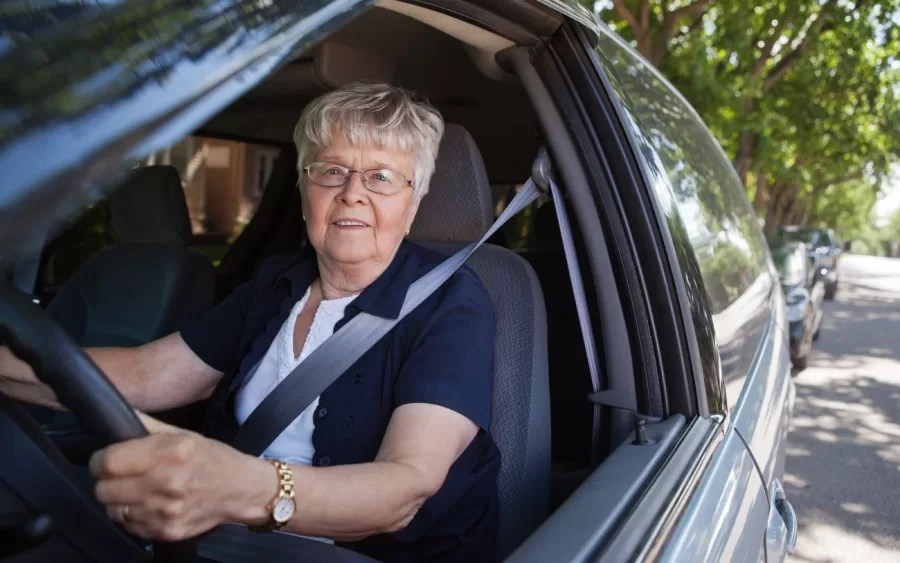 Para motoristas de 50 a 69 anos, a CNH deve ser renovada a cada 5 anos, enquanto acima de 70, o prazo é reduzido para 3 anos.