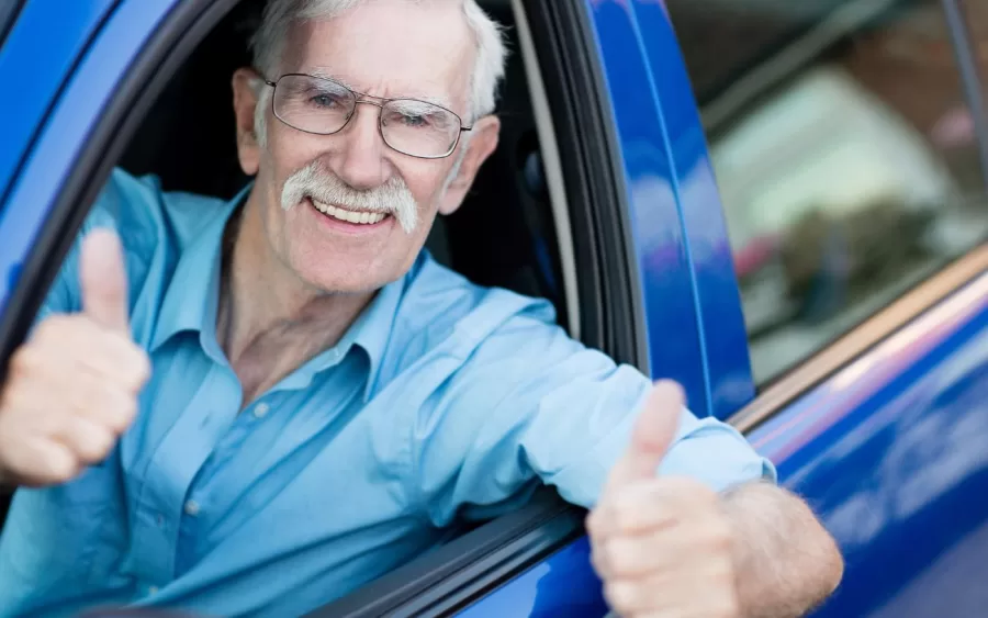 As novas regras da CNH exigem que motoristas acima de 50 anos renovem o documento com mais frequência, assegurando que estejam aptos a conduzir.