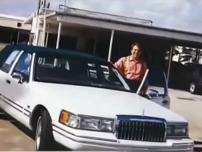 Silvio Santos era conhecido por seu gosto por veículos que combinavam desempenho e luxo. O Lincoln Town Car 1993 era mais que um carro; era um símbolo da sua presença marcante e sucesso profissional.