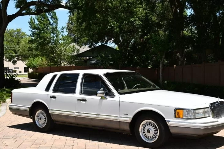 O Lincoln Town Car era um sedã de luxo da Ford, com motor V8 de 4.6 litros, 210 cavalos de potência e transmissão automática de quatro marchas, proporcionando um desempenho sólido nas ruas.