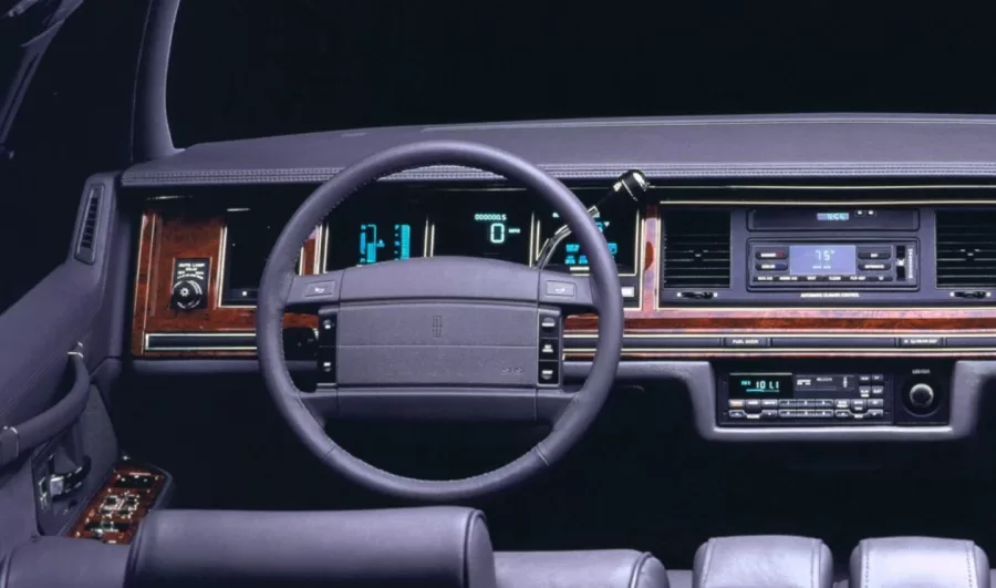 O interior do Lincoln Town Car destacava-se pelo acabamento em couro de alta qualidade e apliques em madeira. Essas características garantiam conforto e luxo aos ocupantes do veículo.
