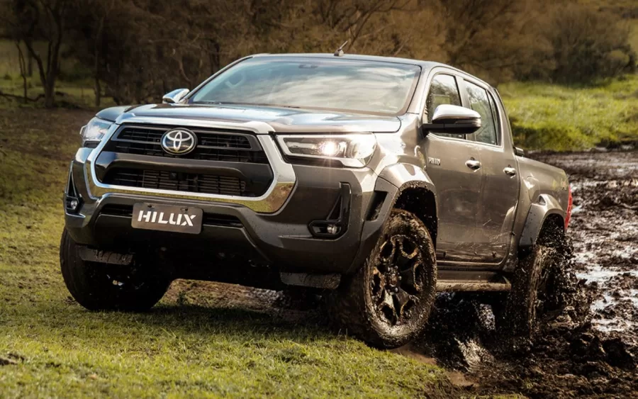 A Toyota Hilux subiu para a 15ª posição entre os mais vendidos em agosto, com 2.962 unidades comercializadas. Apesar da queda de 8,7% em vendas diárias, o modelo mantém relevância.