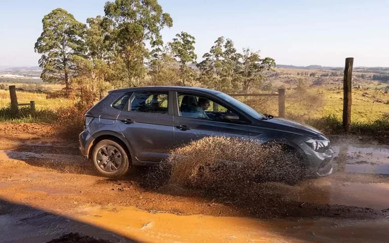 Motor 1.0 12V aspirado de 84 cv e câmbio manual de cinco marchas, oferece suspensão elevada, lanternas escurecidas e adesivos Robust.