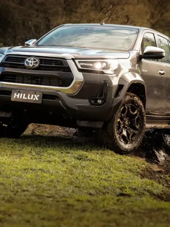 Por R$ 281.966, oferecendo pacote Safety Sense, câmbio de seis marchas e suspensão revista, Toyota Hilux SRX Plus 2024 justifica seu valor contra Mitsubishi L200 Triton e Ford Ranger