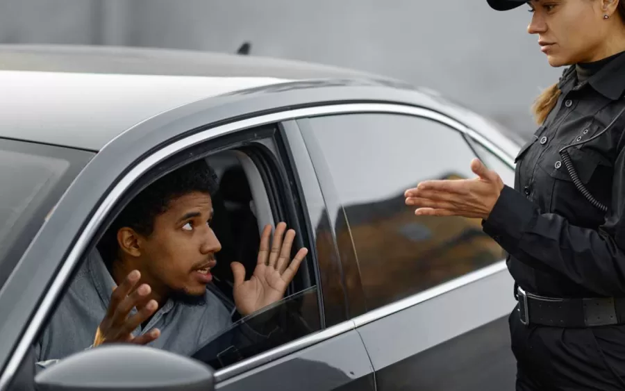 Motoristas que forem flagrados dirigindo com a CNH suspensa enfrentam penalidades ainda mais rigorosas, incluindo a possibilidade de cassação definitiva da habilitação.