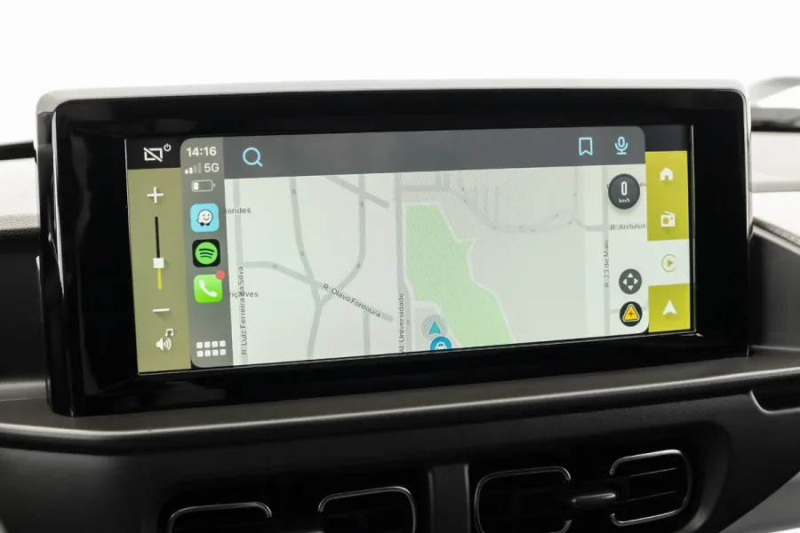 A central multimídia de 10 polegadas oferece conectividade com Android Auto e Apple CarPlay.