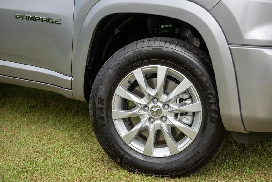 A versão Rebel vem equipada com pneus Pirelli Scorpion All Terrain Plus.