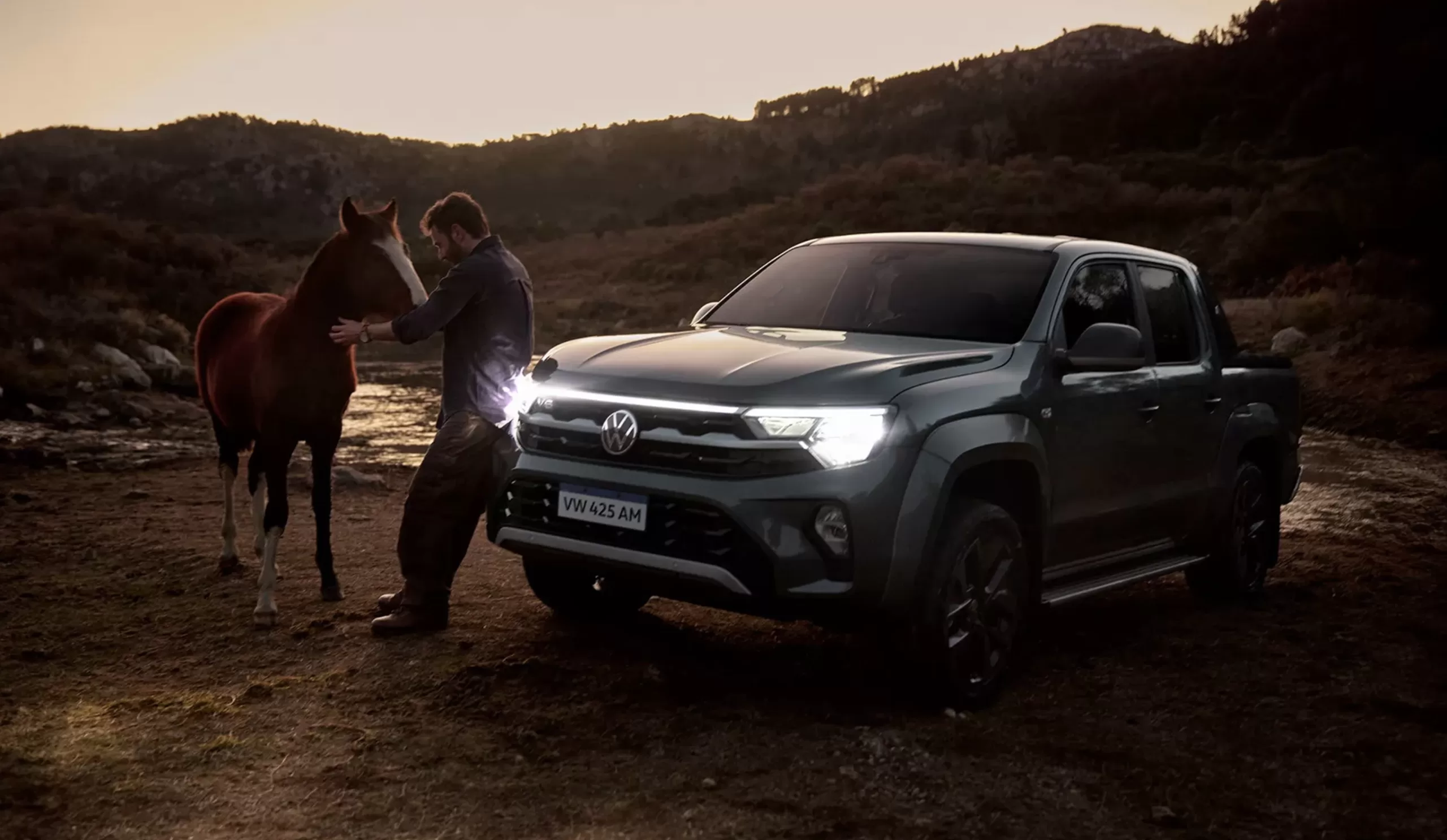 A Volkswagen Amarok 2025 mantém o motor 3.0 V6 turbodiesel de 258 cv e 59 kgfm de torque, com câmbio automático de oito marchas e tração 4x4, garantindo força e desempenho no segmento.