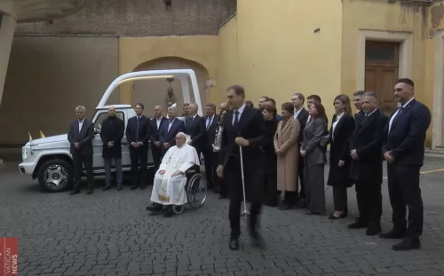 Papa Francisco ganha papamóvel elétrico da Mercedes-Benz