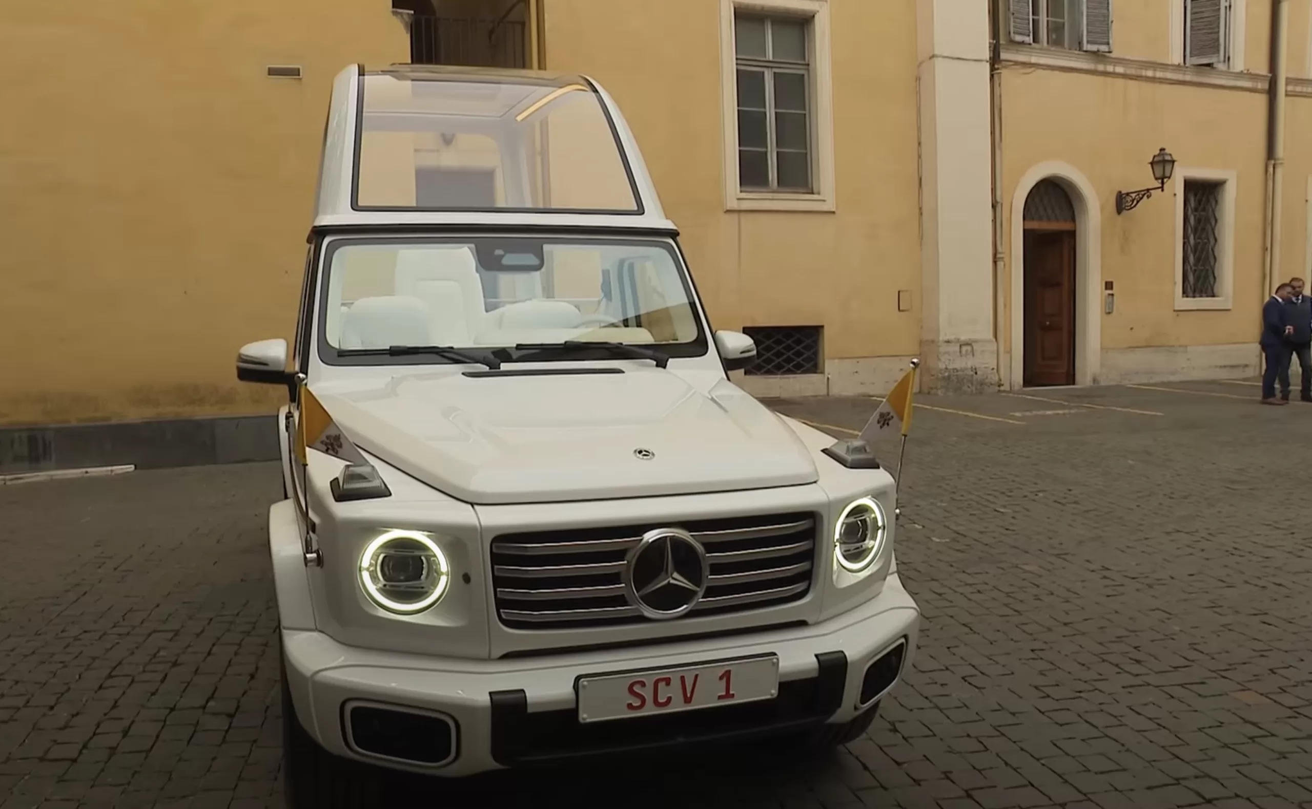 O Papa Francisco escolheu um papamóvel elétrico criado pela Mercedes-Benz para suas aparições públicas, reforçando seu compromisso com práticas sustentáveis e respeito ao meio ambiente.