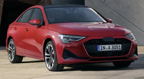 O Audi A3 Sedan 2025 está disponível nas versões Advanced, Performance e Performance Black, todas equipadas com motor 2.0 TFSI a gasolina e câmbio S-tronic, voltadas a quem busca luxo, tecnologia e desempenho em um sedã premium.
