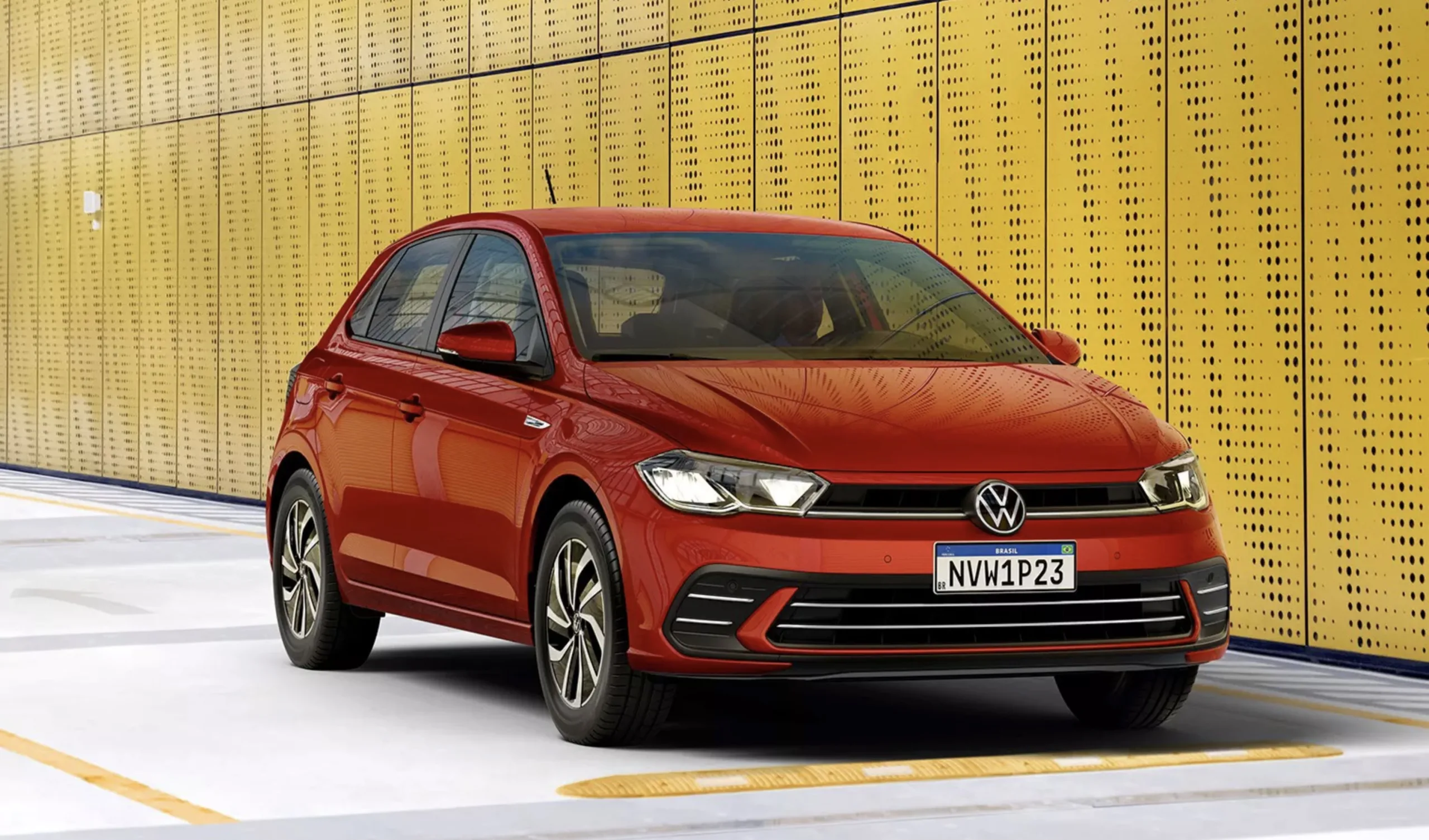 Volkswagen Polo passa sensação de carro mais sólido no uso urbano, com bom espaço interno, direção fácil no trânsito pesado e mecânica conhecida, mantendo custos previsíveis. A partir de R$ 56.990.