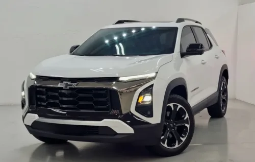 O Equinox 2025 chega em duas versões principais: Activ AWD Automático, ideal para quem busca versatilidade e robustez em um SUV, e RS AWD Automático, voltada a quem prefere um estilo esportivo com mais sofisticação visual. Ambas entregam a motorização 1.5 Turbo a gasolina, unindo eficiência e desempenho.