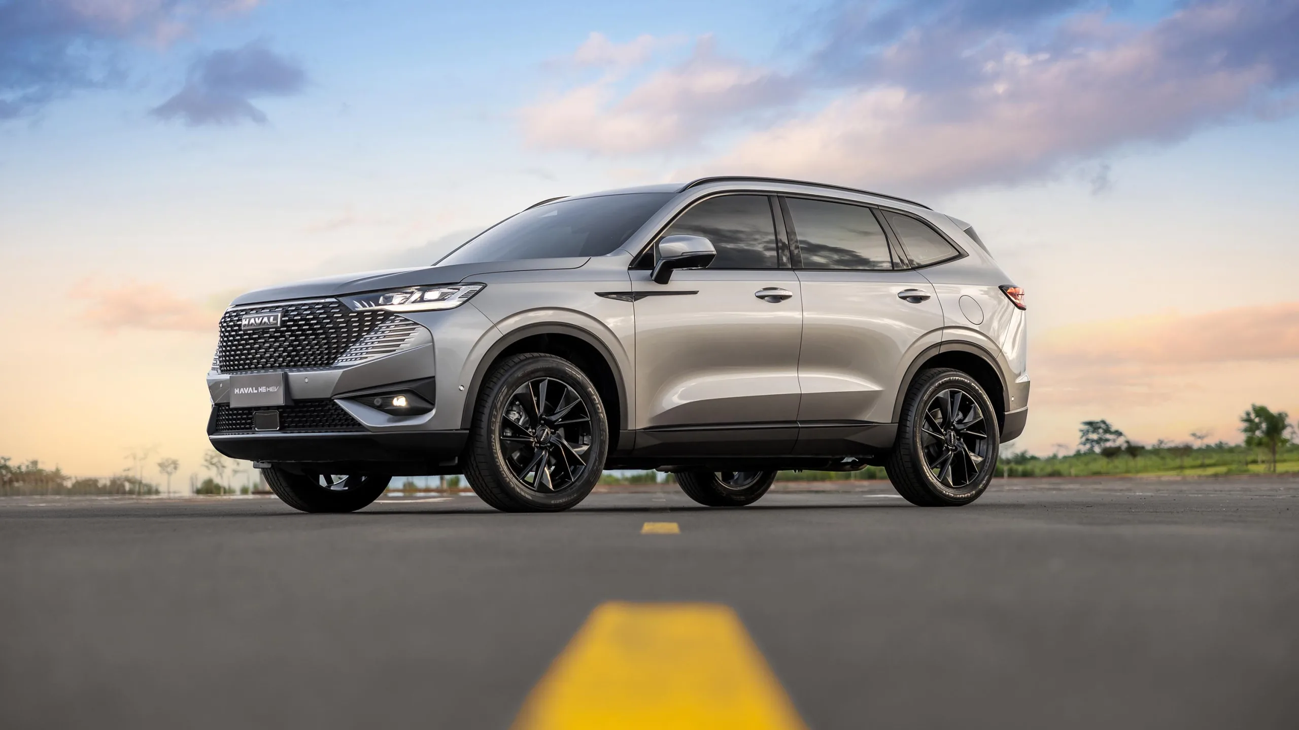 A GWM pressiona os preços dos SUVs usados com o Haval H6 híbrido, que liderou as vendas entre os SUVs médios em agosto de 2026 e ampliou a concorrência com o Jeep Compass no Brasil.