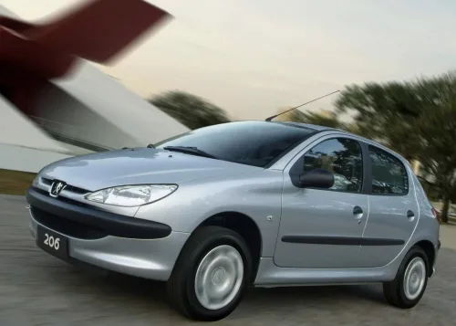 As versões 3p e 5p do Peugeot 206 2010 atendem públicos diferentes: a primeira foca estilo e agilidade, e a segunda privilegia praticidade e conforto no dia a dia urbano.