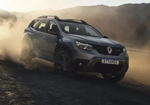 O Renault Duster 2025 tem versões 1.6 SCe e 1.3 TCe Flex, voltadas a perfis distintos: economia e uso urbano nas aspiradas, e desempenho com conforto superior nas turbinadas para estrada e viagens.