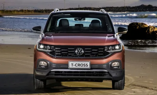 As versões do Volkswagen T-Cross 2021 vão da Sense PCD à Highline 1.4 TSI, oferecendo opções para uso urbano, conforto intermediário e desempenho superior em viagens e longos trajetos.