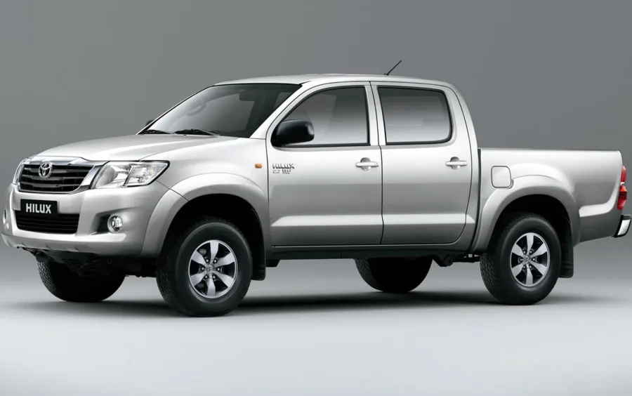 A Toyota Hilux 2014 oferece versões flex e diesel com tração 4x2 e 4x4, unindo robustez, conforto e versatilidade para o trabalho, viagens e uso urbano.
