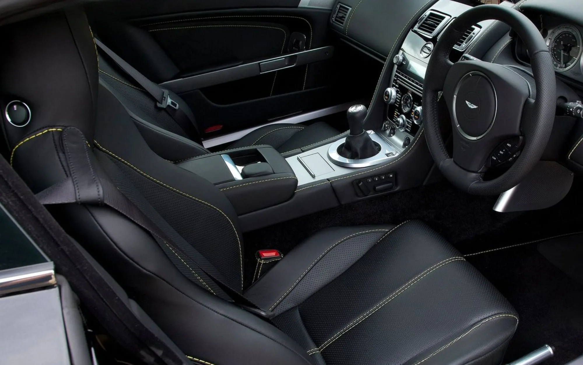 Com motor V8 de 426 cv e 47,9 kgfm de torque, o Vantage 2014 oferece aceleração de 0–100 km/h em 4,9 s e velocidade máxima de 290 km/h — esportivo para viagens e condução prazerosa.