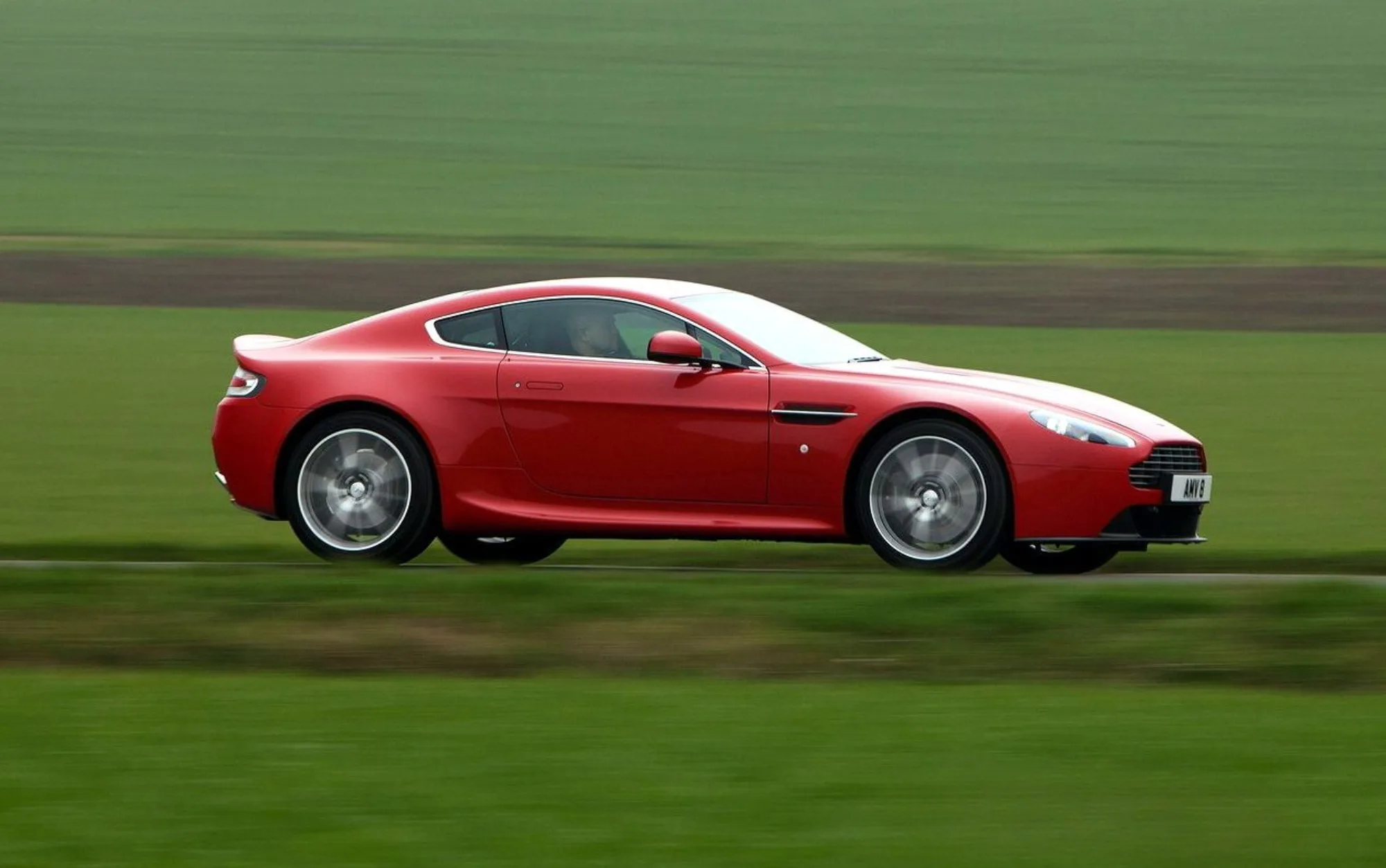 Interior refinado para quatro pessoas, porta-malas de 239 L, suspensão independente e freios ventilados garantem conforto e segurança em trajetos mais longos e curtos.