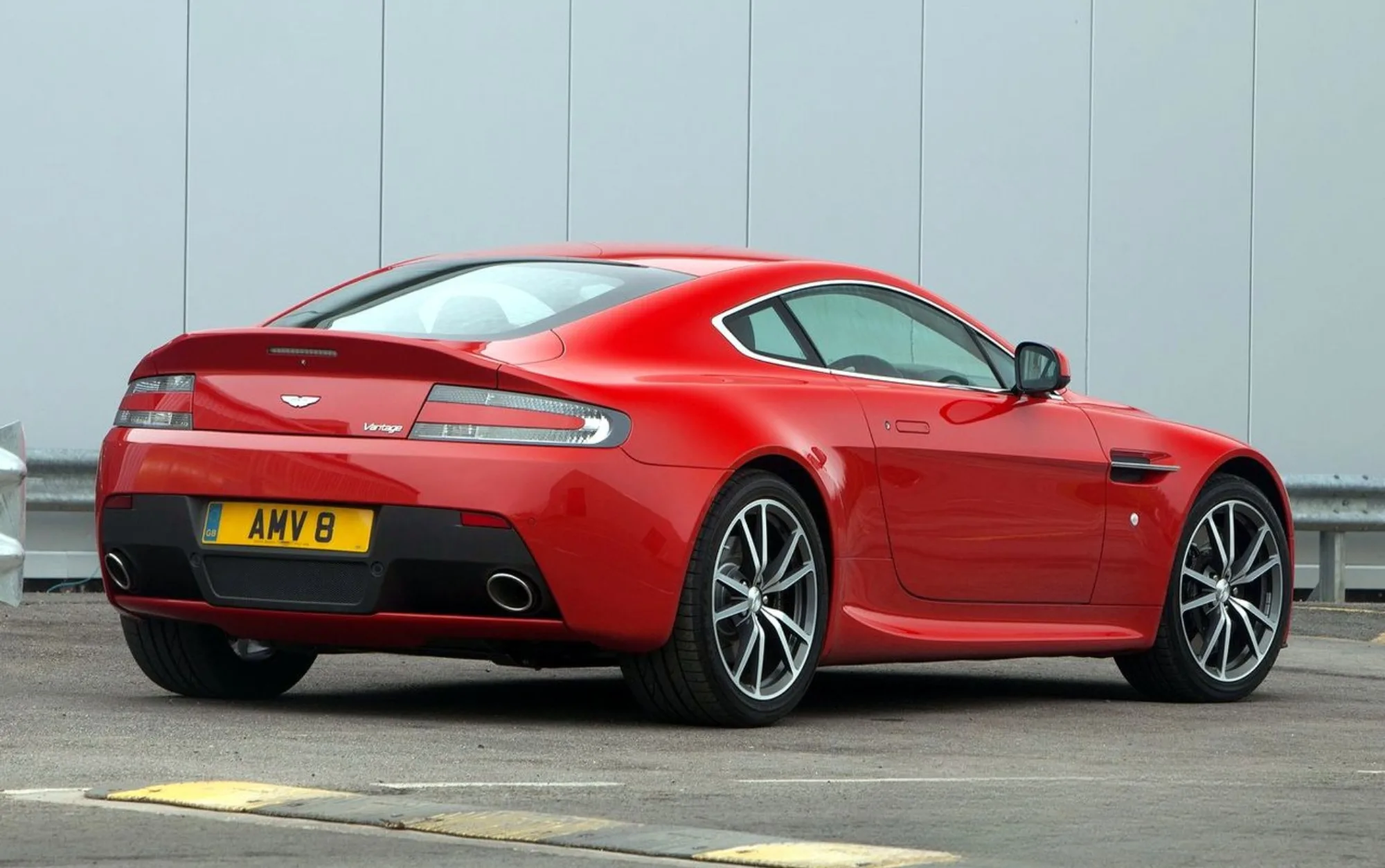 Consumo de 3,2 km/l na cidade e 6,1 km/l na estrada, com tanque de 80 L garante autonomia de até 488 km rodoviários — ideal para passeios de final de semana longe da rotina urbana.