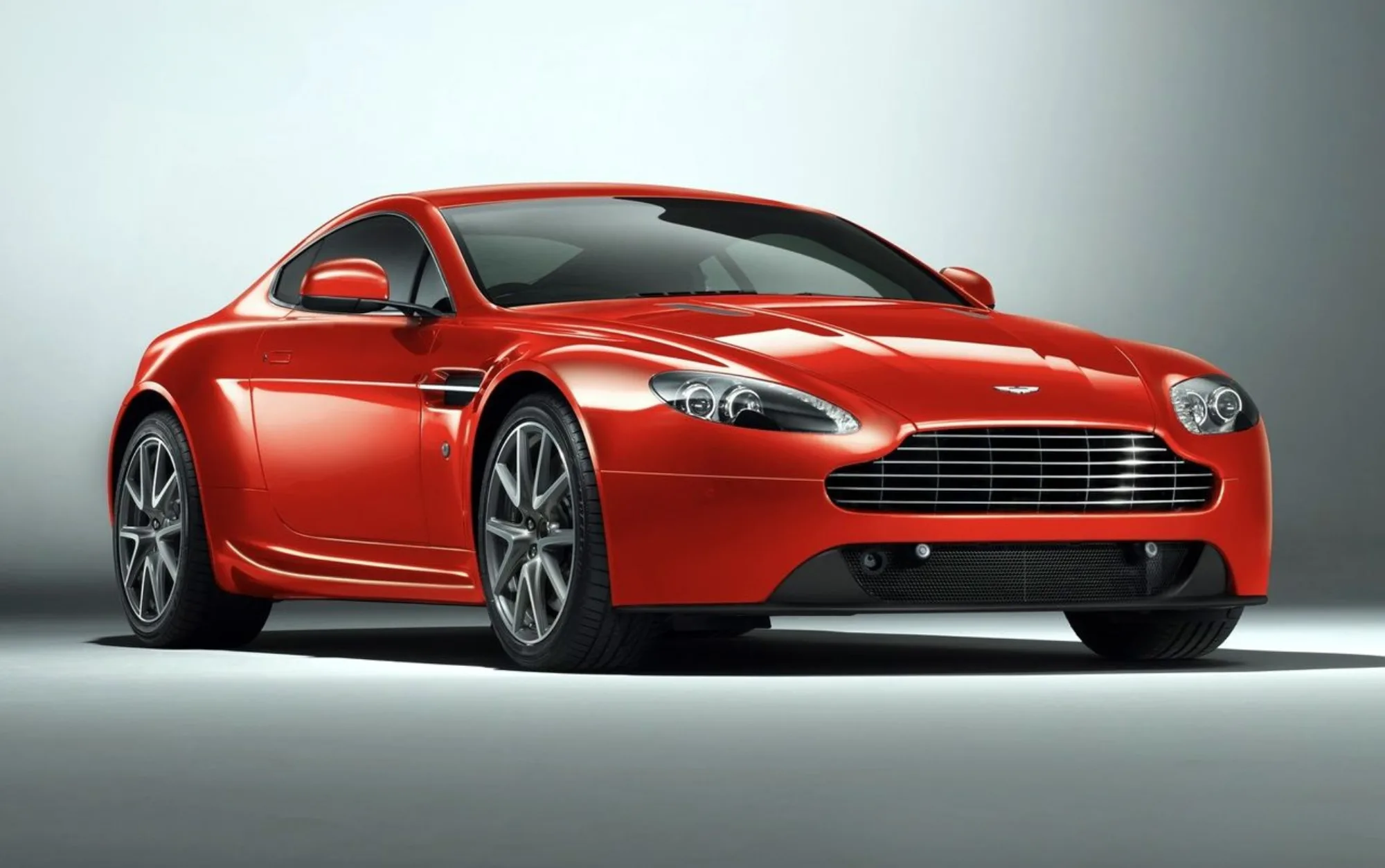 Aston Martin Vantage 4.7 V8 2014 brilha em pistas e encontros, ideal para entusiastas que buscam exclusividade e prazer ao volante com design sofisticado e desempenho marcante.