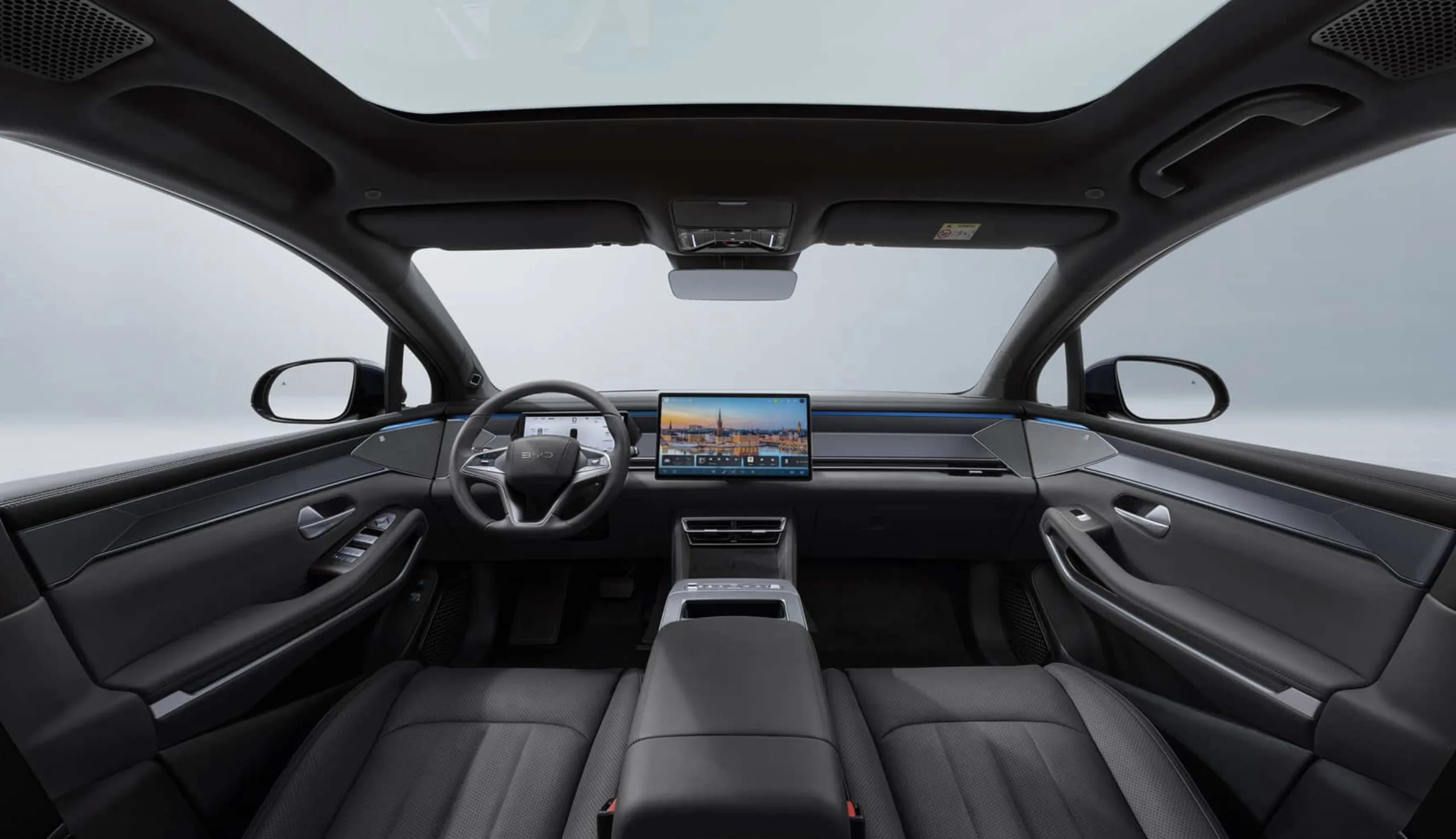 Ao combinar porte de SUV grande, desempenho agressivo e autonomia alta, o Atto 8 reforça a estratégia da BYD de disputar o topo do segmento com foco em eficiência prática.