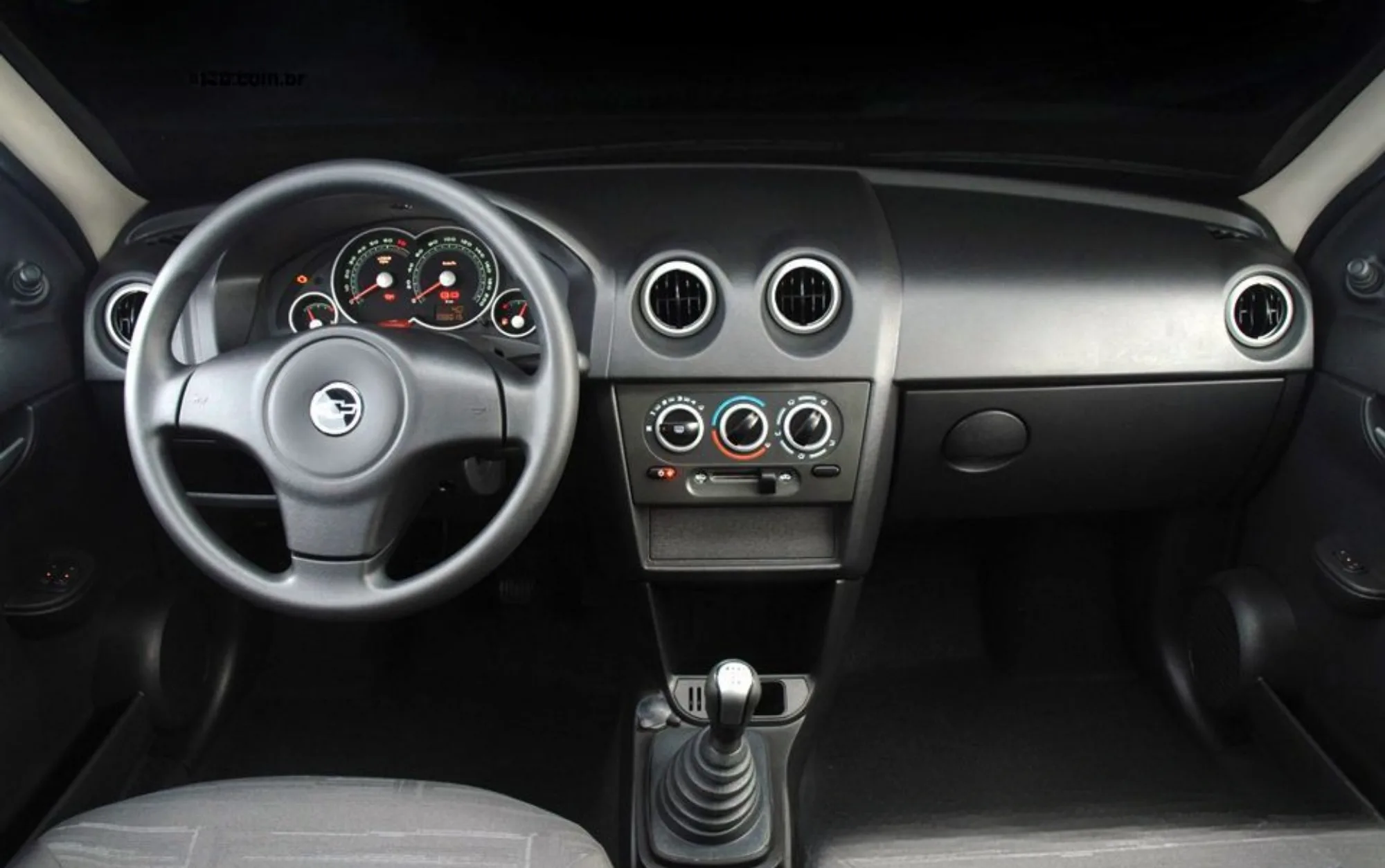 Com motor 1.0 70 cv e torque 9 kgfm, Celta Life 2008 entrega desempenho modesto, mas suficiente para uso urbano e trânsito intenso