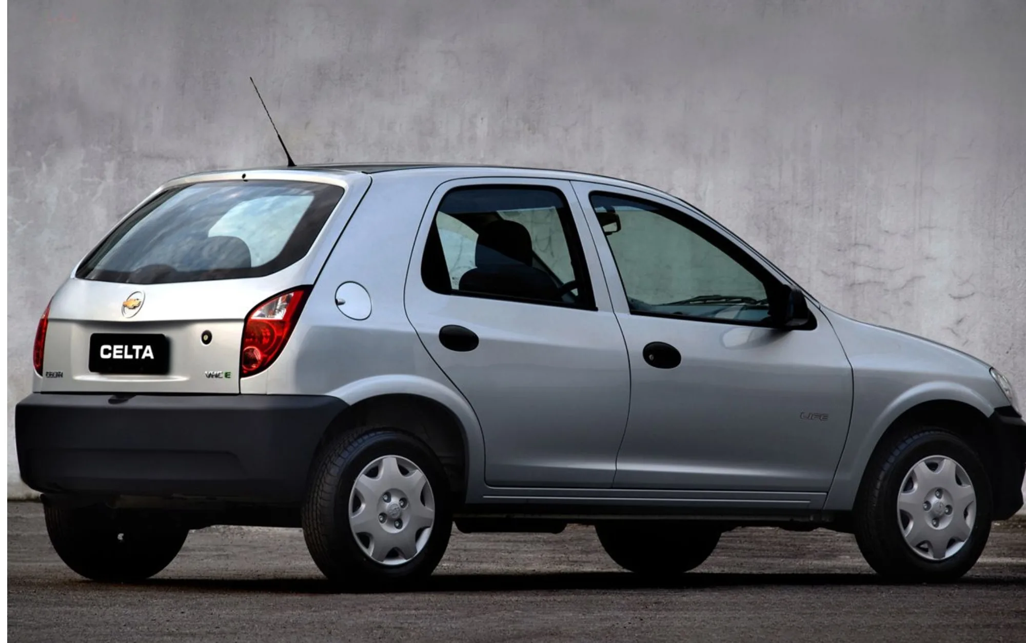 Espaço interno para 5 pessoas, porta-malas de 260 L e layout funcional garantem conforto e utilidade no dia a dia