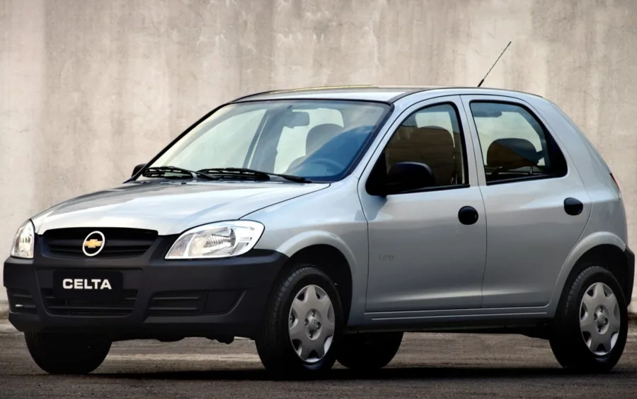 Chevrolet Celta Life 1.0 2008: Equipamentos, fotos e ficha técnica; carro acessível com porta-malas de 260 litros para o dia a dia