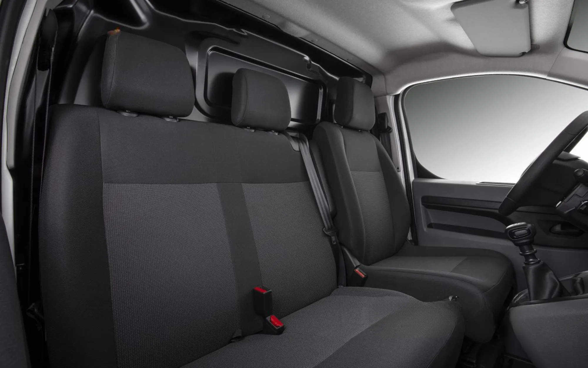 Motor 1.5 diesel gera 120 cv e 30,6 kgfm de torque, garantindo força e agilidade em trechos urbanos e rodoviários, ideal para frotas e uso comercial intensivo.