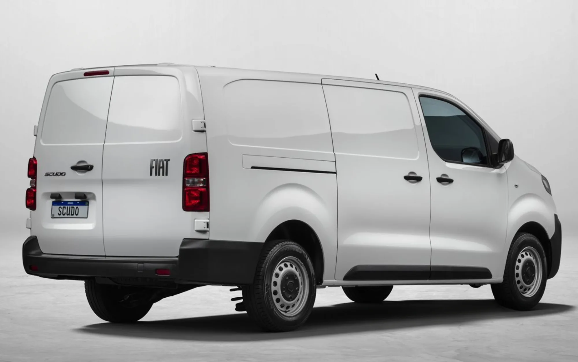Com espaço de carga de 6,1 m³ e carga útil de 1500 kg, o Scudo é eficiente para uso diário ou transporte de mercadorias volumosas e médias entregas urbanas.