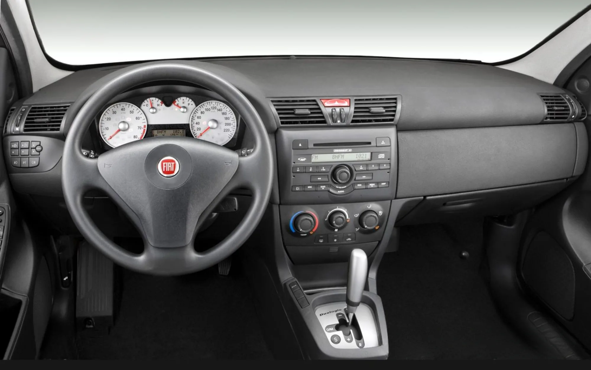 O motor 1.8 de 114 cv com álcool e 112 cv com gasolina, além do torque de até 18,5 kgfm, garante desempenho satisfatório em acelerações e retomadas. Não é esportivo, mas entrega força suficiente para viagens e ladeiras sem esforço.