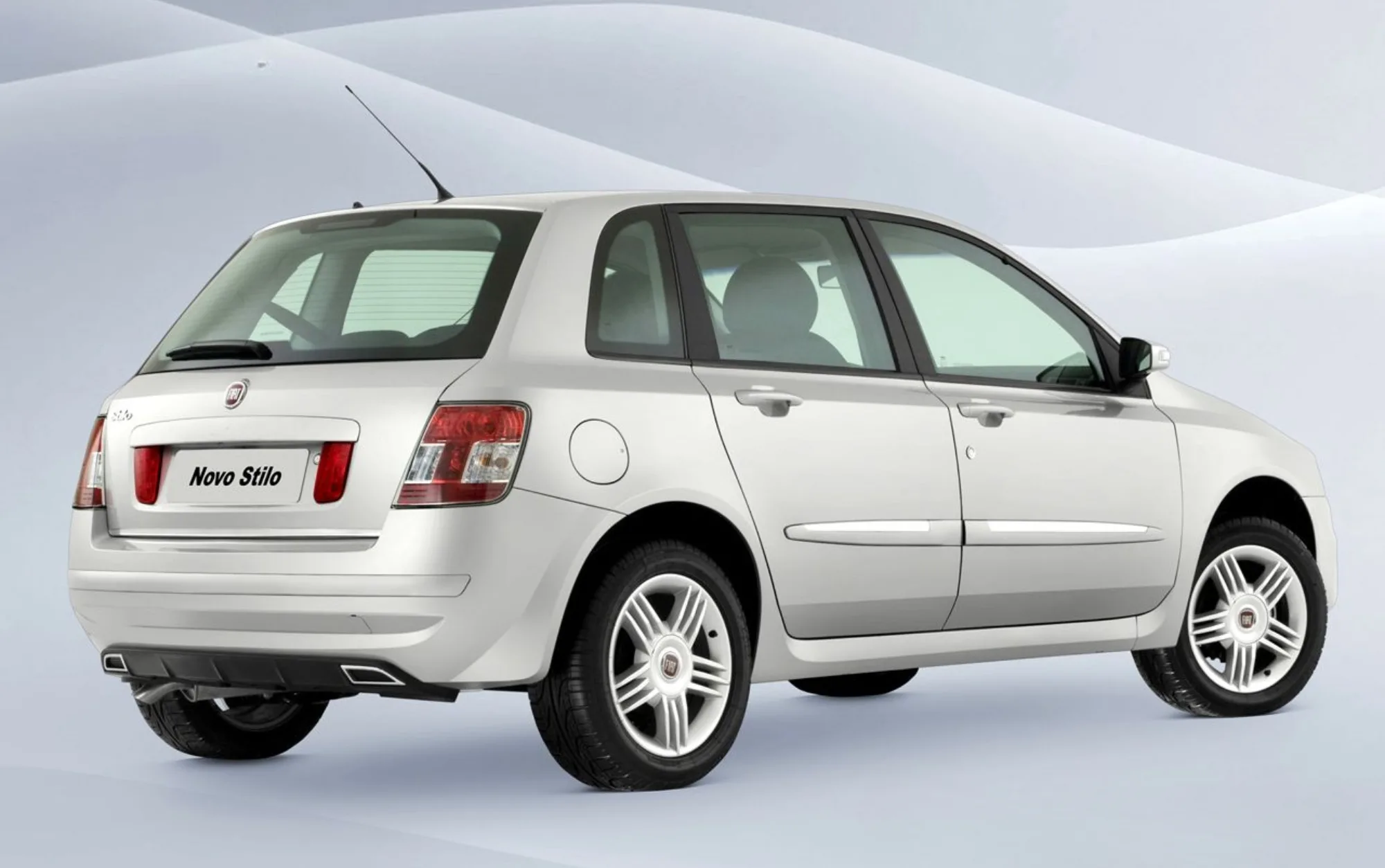 Fiat Stilo 1.8 8V 2009: Ficha técnica, consumo e equipamentos; hatch para quem busca conforto e espaço no dia a dia