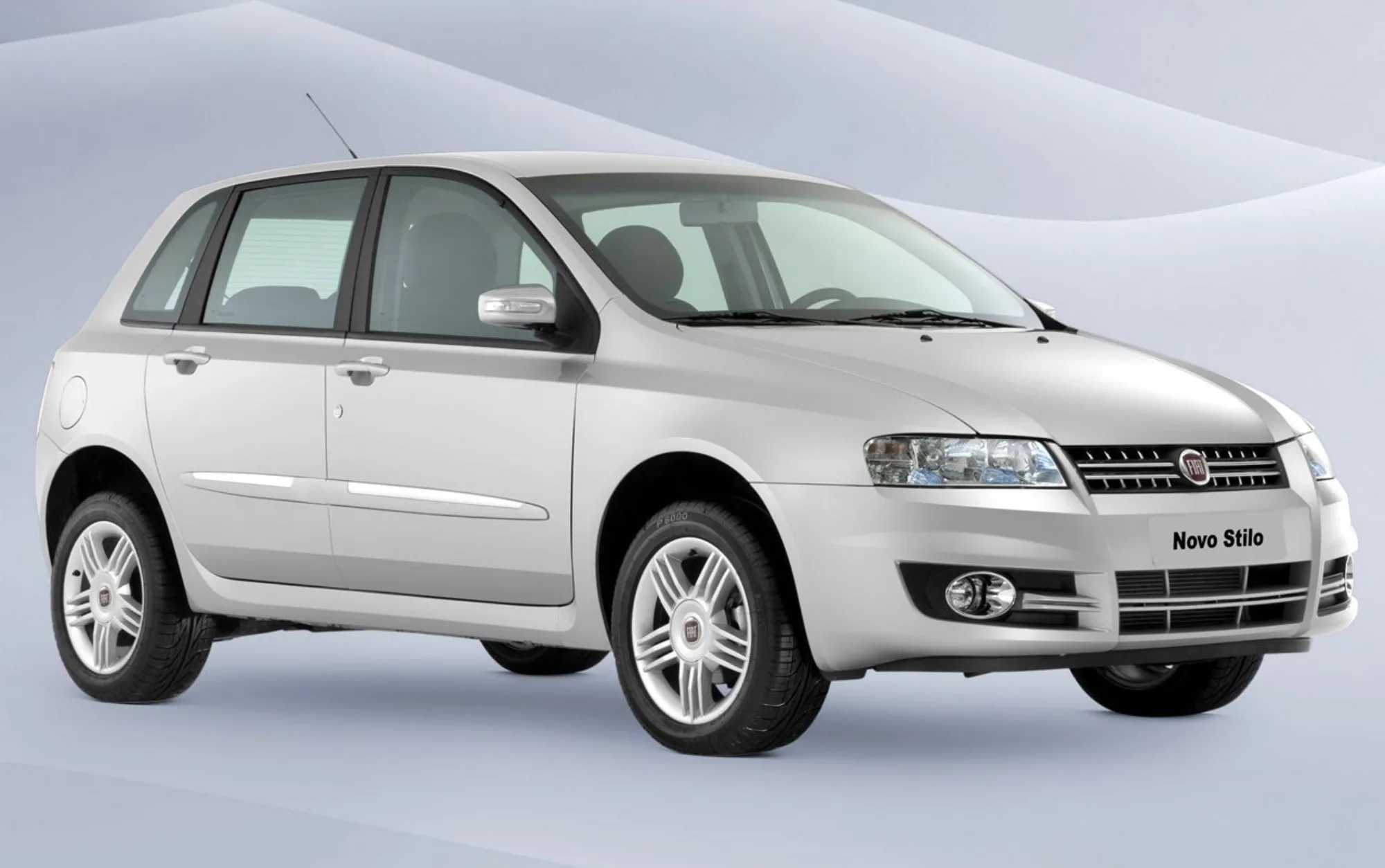O Fiat Stilo 1.8 8V 2009 é um hatch médio pensado para quem precisa de um carro confortável para a rotina urbana, com boa ergonomia, espaço interno para cinco ocupantes e porta-malas de 380 litros, mantendo praticidade no dia a dia.