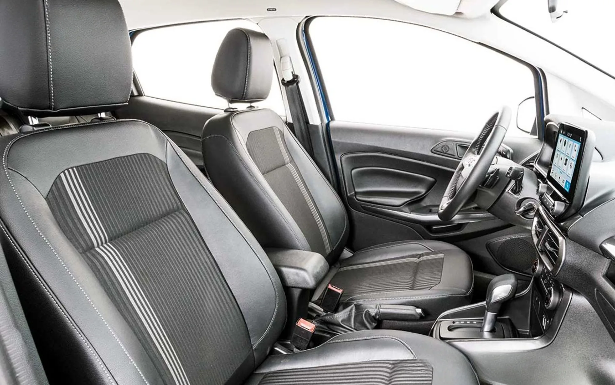 Com 5 lugares e porta-malas de 356 litros, ele se adequa a motoristas que querem uma posição de dirigir mais alta e boa mobilidade tanto no trânsito quanto em vias de acesso, com a capacidade de fazer viagens de fim de semana sem apertos.