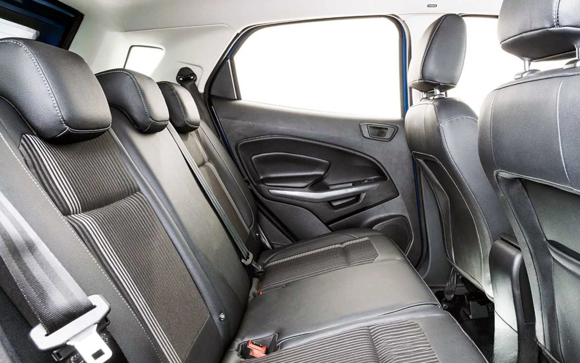 O motor 1.5 de três cilindros entrega até 137 cv e 16,2 kgfm de torque, oferecendo desempenho suficiente para uso cotidiano. O conjunto privilegia eficiência e conforto, com acelerações moderadas e comportamento adequado na estrada, mas sem proposta esportiva.