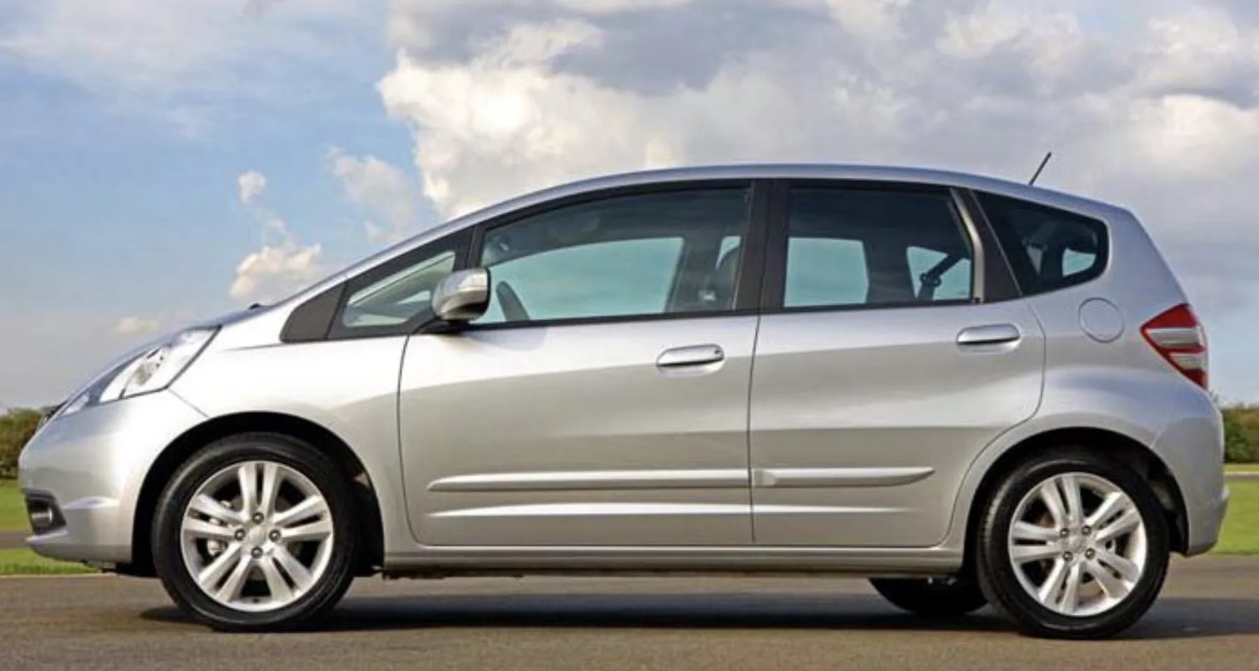 Motor 1.4 i VTEC entrega 100, 101 cv e responde melhor na cidade do que na estrada. Sobe giro rápido em ultrapassagens, mas mantém suavidade e economia no uso urbano sem esforço.