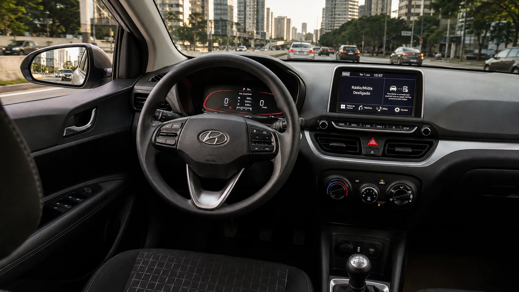 Há relatos de embreagem pesada, rangidos, trepidação e dificuldade para engatar primeira e ré, por isso o test-drive precisa incluir o câmbio com o carro frio e quente.