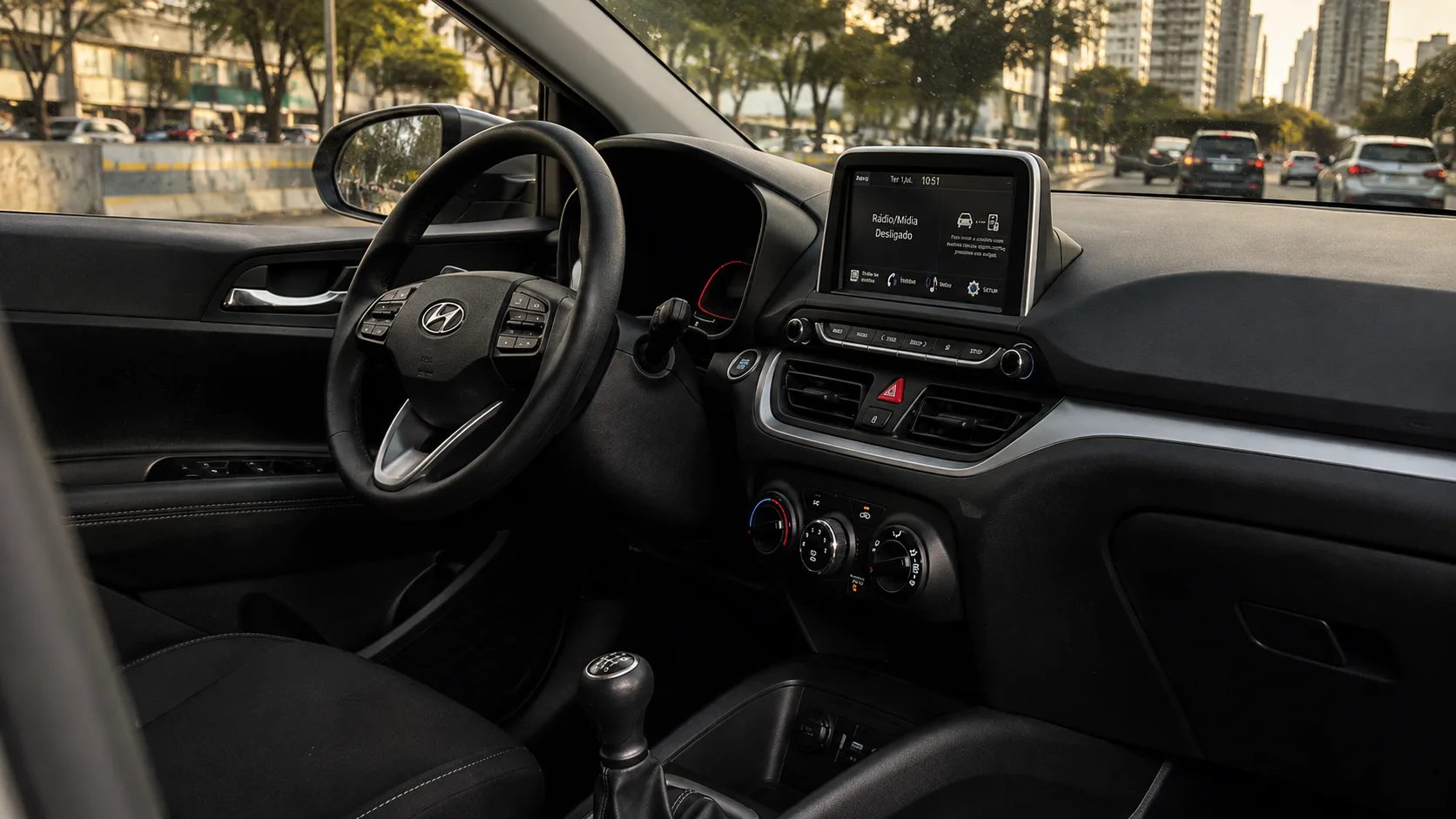 A versão Limited MT usa motor 1.0 aspirado de até 80 cv e câmbio manual de cinco marchas, uma receita simples para quem prefere menos complexidade mecânica no usado.