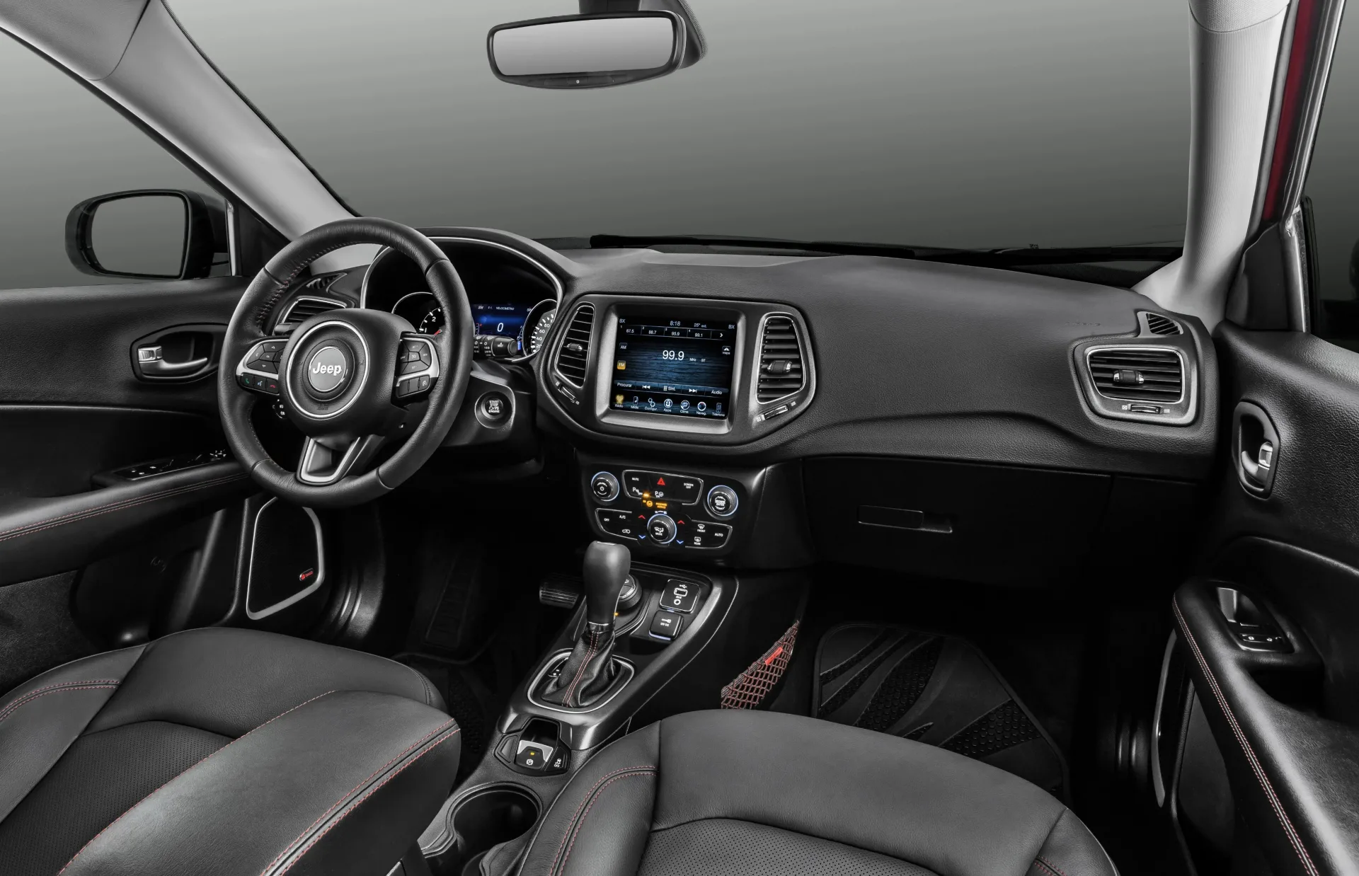 O câmbio automático de 9 marchas mantém o motor sempre relaxado, deixando o SUV previsível na cidade e sólido na estrada, com aceleração de 10 s no zero a cem.