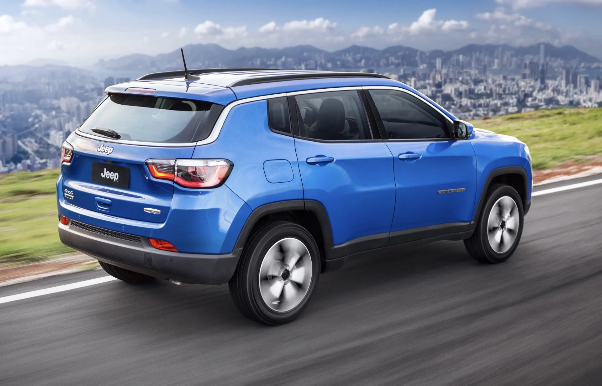 O motor 2.0 entrega 35,7 kgfm cedo, a 1.750 rpm, então o Compass anda com vontade mesmo carregado, sem drama e sem pedir giro alto para reagir.