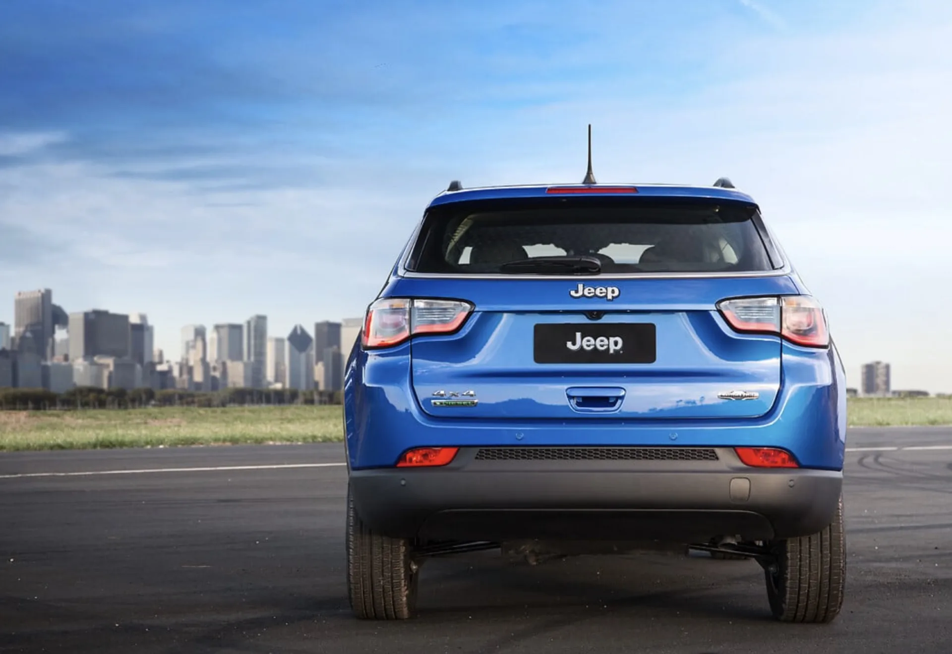 O consumo é parte do show, 9,8 km/l na cidade e 11,4 km/l na estrada, números que rivais a gasolina da época só sonhavam, ainda mais com tração integral.