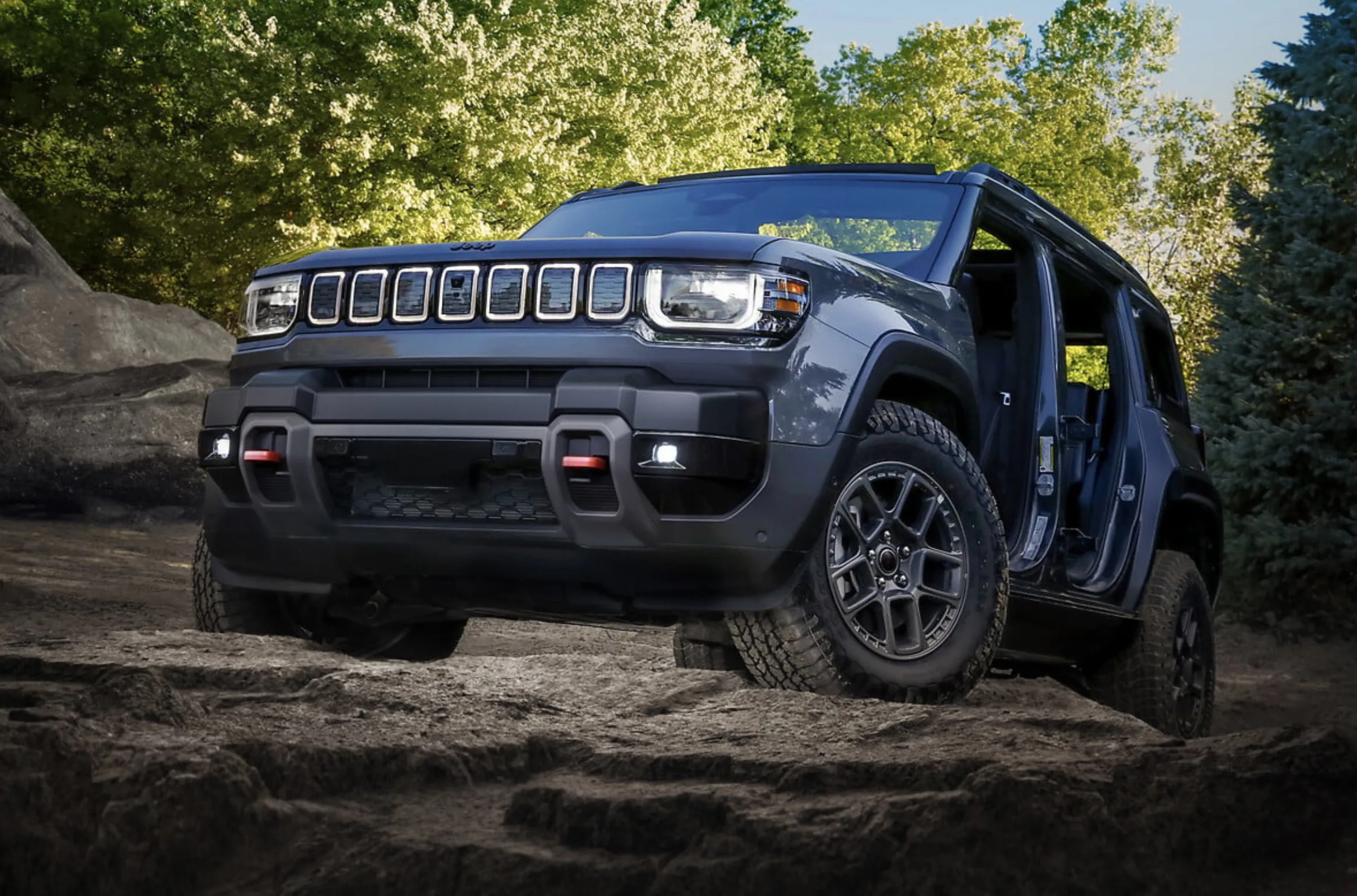 A autonomia do Jeep Recon 2026 interessa porque promete segurança mesmo longe da cidade, oferecendo estabilidade térmica e força constante para quem depende do carro em qualquer terreno.