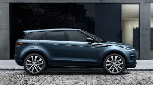 O Evoque 2026 une motor 2.0 P250 Flex e tração AWD com acabamento premium, sendo ideal para quem busca luxo, conforto e desempenho em um SUV versátil.