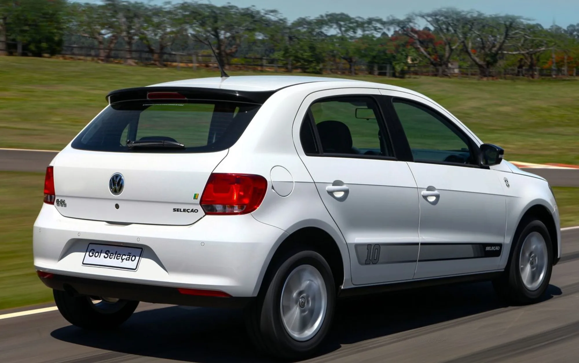 Internamente acomoda até cinco ocupantes de forma funcional, com porta-malas de 285 litros, direção hidráulica, vidros elétricos e itens essenciais de conforto e segurança, atendendo bem às necessidades do dia a dia.