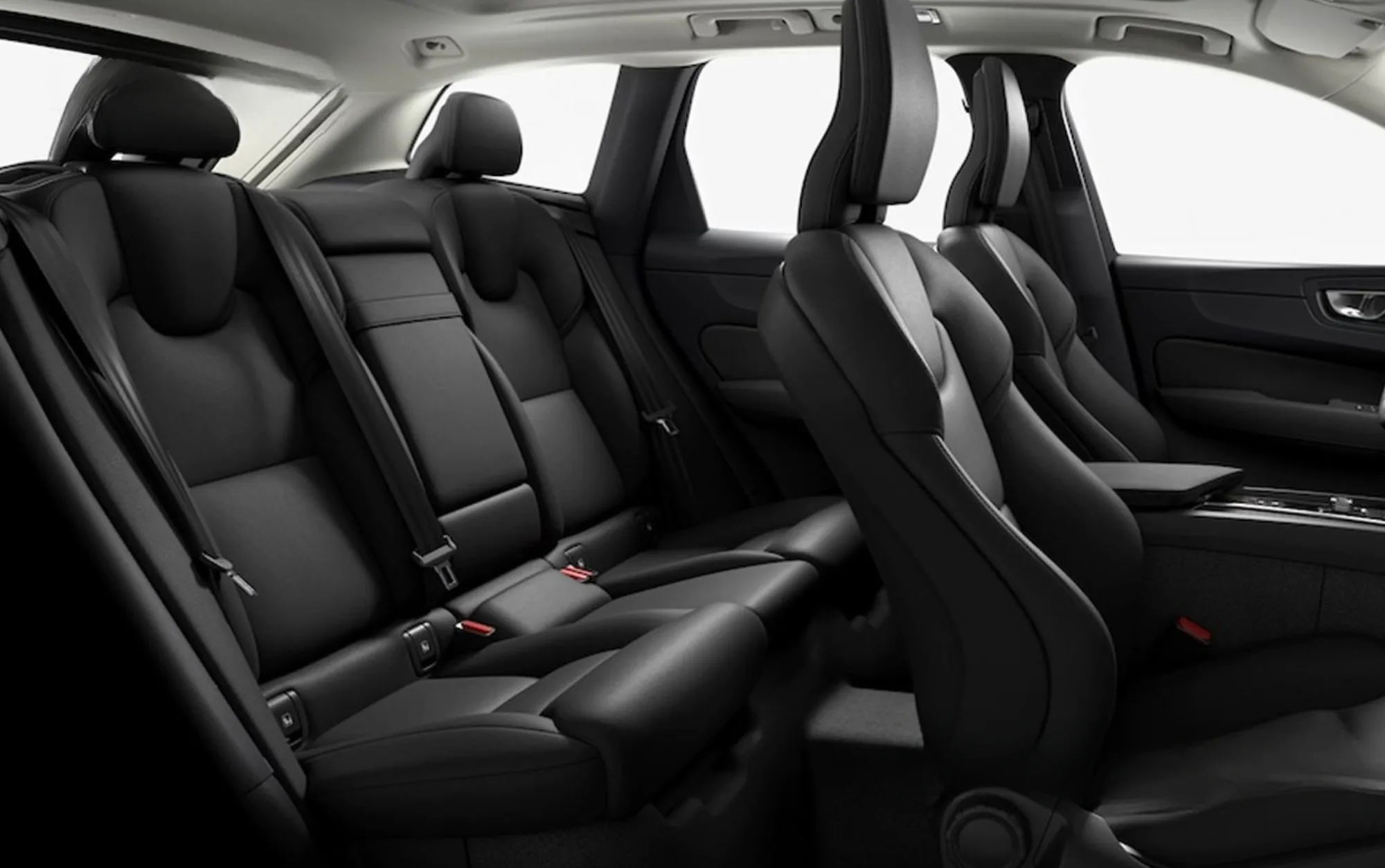 Consumo de 11,1 km/l na cidade, 11,2 km/l na estrada e autonomia elétrica de 55 km garantem flexibilidade no uso urbano e viagens moderadas