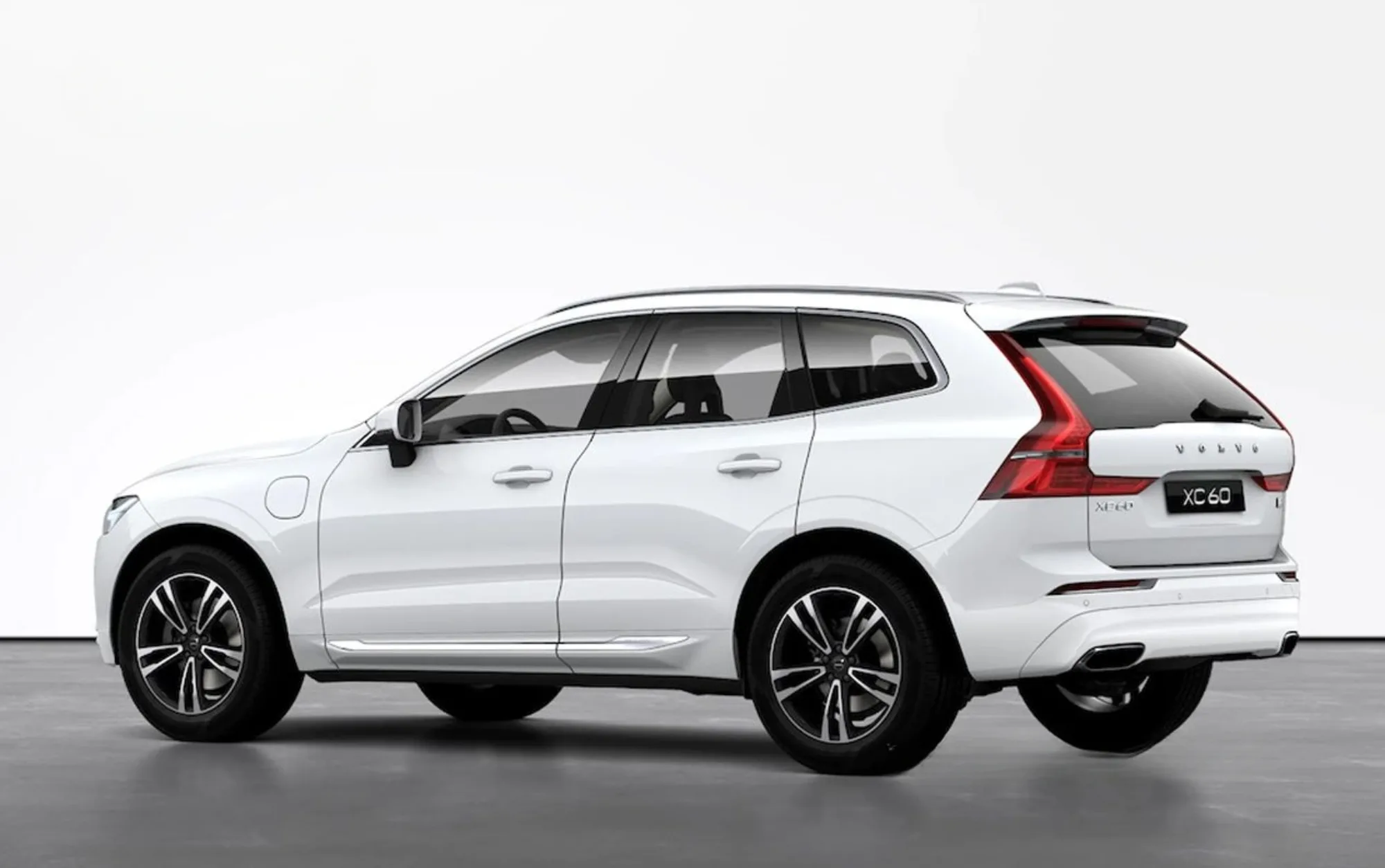 Ideal para viagens ou uso urbano, oferece espaço interno, conforto e bom desempenho com autonomia elétrica para trajetos cotidianos