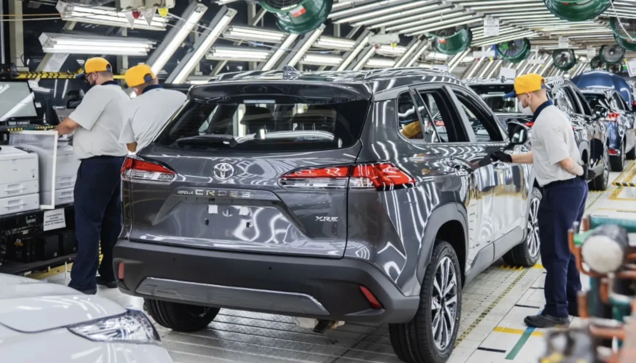 A Toyota retomou a produção no Brasil após 40 dias de paralisação causada por um vendaval que destruiu sua fábrica de motores em Porto Feliz.