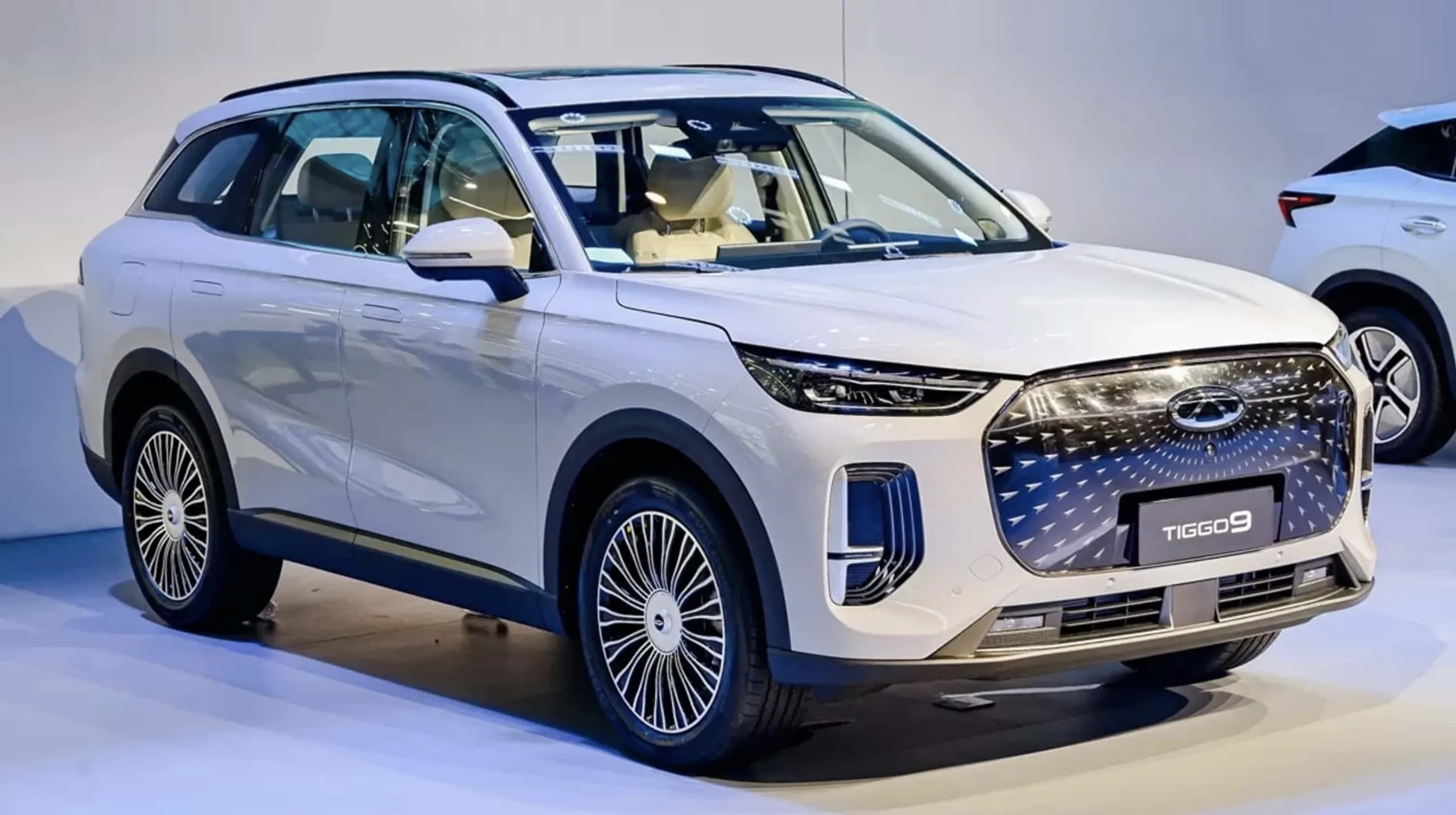 O conjunto híbrido combina motor 2.0 turbo a um elétrico traseiro, entregando 366 cv, 40,8 kgfm e autonomia de 1.400 km. A proposta busca unir desempenho, eficiência e alcance elevado.